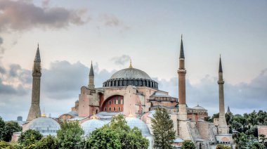 Sultanahmet 'teki dramatik bulutlu Ayasofya Camii. Ayasofya Sofya yakınlarda camiye çevrildi. Kutsal Ayasofya Büyük Camii veya Türkçe Ayasofya Kebir Cami olarak değiştirildi.