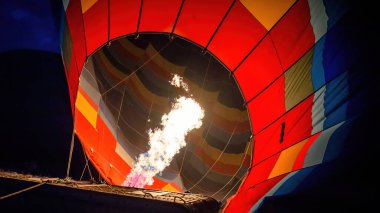 Kapadokya tüm dünyada sıcak hava balonlarıyla uçmak için en iyi yerlerden biri olarak bilinir. Goreme, Kapadokya, Türkiye