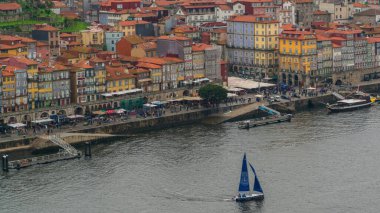 Porto, Portekiz - Nisan 2018: Portoi, Portekiz üzerinden Eski Porto Oporto şehri ve Ribeira 'nın panoramik manzarası. Douro Nehri boyunca yer alan Porto, Avrupa 'nın en eski kentlerinden biridir.