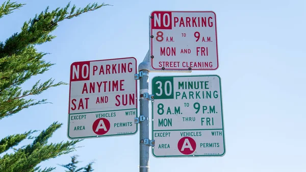 Parking Wednesdays Sign San Francisco Kkyline Background Parking Sign Light — Stock Photo, Image