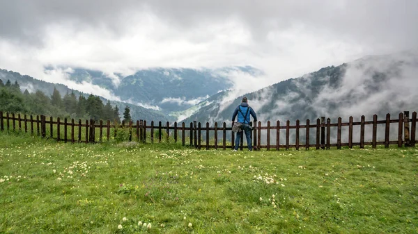 Der Mensch Beobachtet Die Berge Der Schwarzmeerregion Mit Wolken Und — Stockfoto