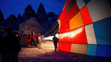 Kapadokya tüm dünyada sıcak hava balonlarıyla uçmak için en iyi yerlerden biri olarak bilinir. Goreme, Kapadokya, Türkiye