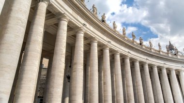 Via della Conciliazione, Roma 'dan Aziz Peter Bazilikası. Vatikan, Roma, İtalya. Roma mimarisi ve dönüm noktası. Roma 'daki Aziz Peter Katedrali. İtalyan Rönesans Kilisesi.