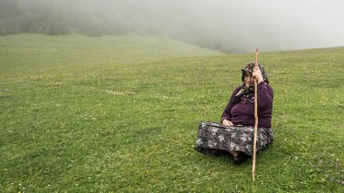Artvin, Türkiye - Temmuz 2016: Artvin, Karadeniz Bölgesi 'nde geleneksel giysiler giyen kadın