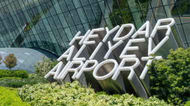 Bakü, Azerbaycan - Temmuz 2019: Bakü Heydar Aliyev Havalimanı ana giriş kapısı, Azerbaycan