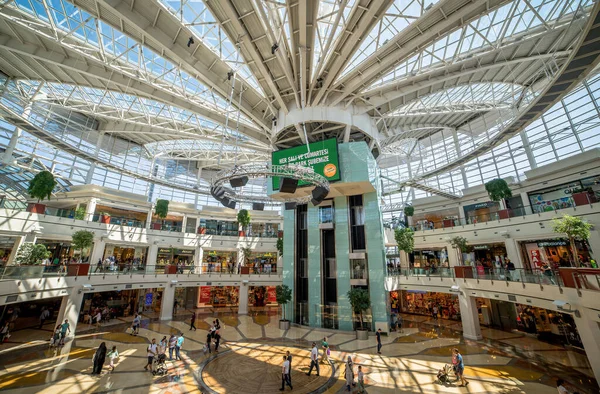 伊斯丁耶公园购物中心于2010年11月4日在土耳其伊斯坦布尔 伊斯丁耶公园总面积为242 000平方米 — 图库照片
