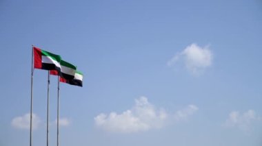 Birleşik Arap Emirlikleri İHA bayrakları kopyalanmış boşlukla mavi gökyüzüne dalgalanıyor.