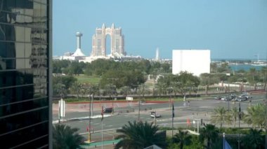 Abu Dabi, Birleşik Arap Emirlikleri - Şubat 2022: Abu Dabi şehrinde araba trafiği Abu Dabi silueti ve Rixos Marina Oteli