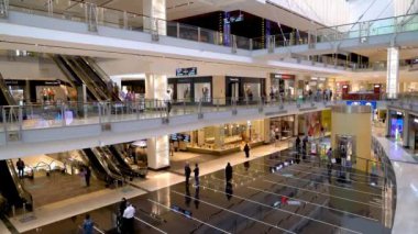 Abu Dabi, Birleşik Arap Emirlikleri - Şubat 2022: Abu Dabi alışveriş merkezinin içi ve ziyaretçiler. Abu Dhabi Alışveriş Merkezi birinci sınıf bir alışveriş merkezi ve dönüm noktası..