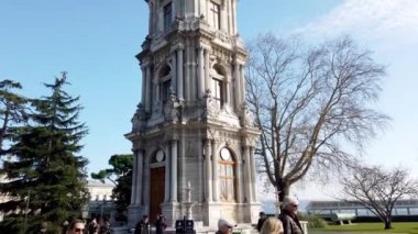 İstanbul, Türkiye - Aralık 2021: Dolmabahce Sarayı Saat Kulesi, 19. yüzyılın sonlarında Osmanlı Barok tarzında inşa edildi. Dolmabahce Sarayı Osmanlı İmparatorluğu 'nun yönetim merkeziydi.