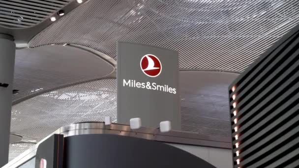 Stambuł Turcja Luty 2020 Oznakowanie Mil Uśmiechów Tureckich Linii Lotniczych — Wideo stockowe