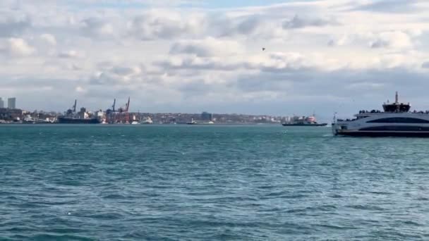土耳其伊斯坦布尔 2022年1月 沿着博斯普鲁斯海峡与伊斯坦布尔天际线航行的客轮 — 图库视频影像