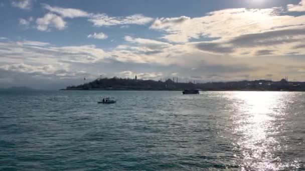 Istanbul Turecko Leden 2022 Rybářská Loď Istanbulu Historickým Palácem Topkapi — Stock video