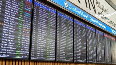 İstanbul, Türkiye - Mayıs 2019: Yeni İstanbul Havalimanı'nda uçuş bilgileri ekrana gelecek uçuşları sergiliyor