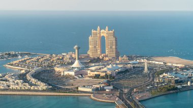 Abu Dabi, Birleşik Arap Emirlikleri - Şubat 2022: Rixos Marina Abu Dabi oteli ile Marina Mall ve Marina Village 'ın havadan görünüşü