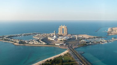 Abu Dabi, Birleşik Arap Emirlikleri - Şubat 2022: Rixos Marina Abu Dabi oteli ile Marina Mall ve Marina Village 'ın havadan görünüşü