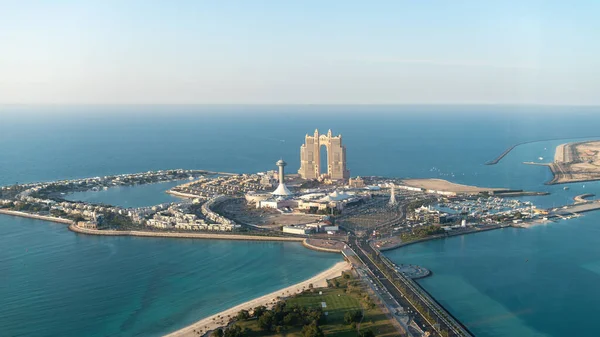 Abu Dabi, Birleşik Arap Emirlikleri - Şubat 2022: Rixos Marina Abu Dabi oteli ile Marina Mall ve Marina Village 'ın havadan görünüşü