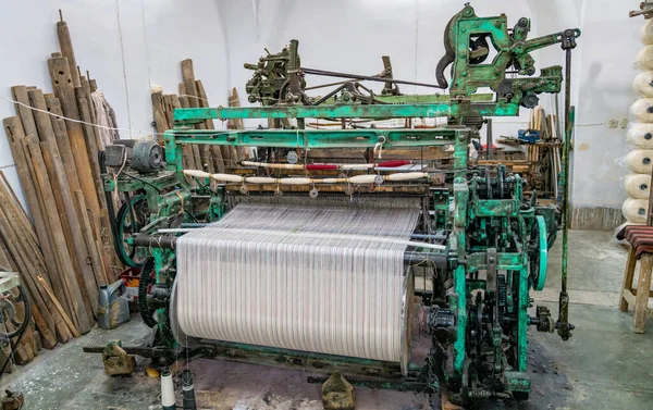 İran Yazd 'da İran halıları dokumak için kullanılan ev dokuma makinesi.