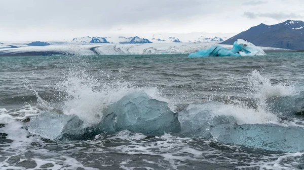 氷の融解 アイスランド 地球温暖化 気候変動の概念で形成されたジョクルサロン氷河ラグーンでの氷山の眺め — ストック写真