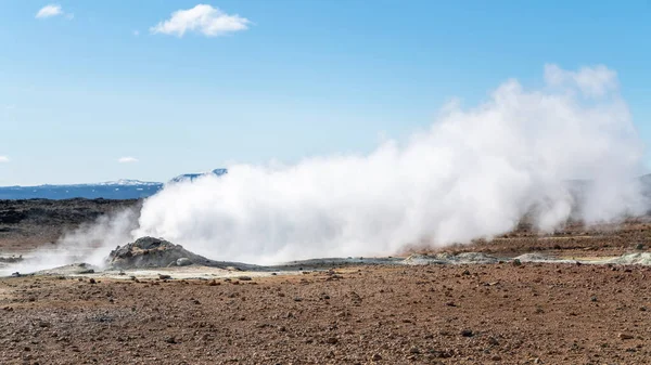 自然蒸気の噴出口と泥のプールがあるHverir Myvatn地熱エリア湖Myvatn Hverir地熱フィールド アイスランド — ストック写真