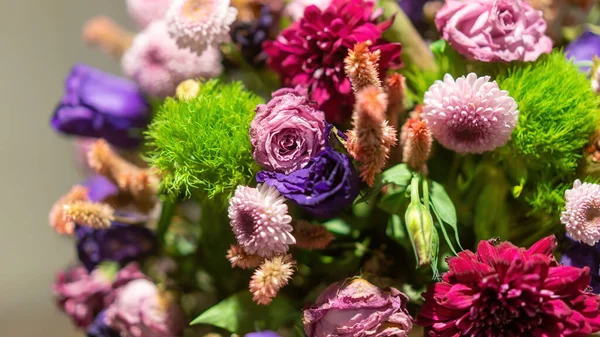 Çiçek buketi evde ya da kutlamada süsleme için düzenlenir. Alan derinliği ve odak dışı ilk başta kasıtlı olarak yapılır