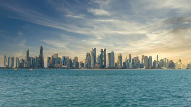 Doha, Katar - Şubat 2019: Dramatik bulutlar altında gökdelenleri olan Doha Katar gökdelenleri
