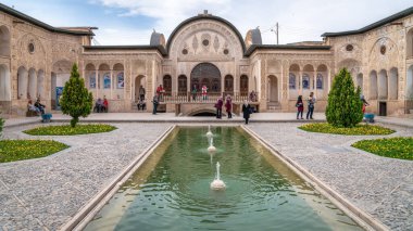 Kashan, İran - Mayıs 2019: Tabatabaei Natanzi Khaneh Tarih Evi 'nin mimari detayları. Harika bir Pers mimarisi. Kashan, Orta Doğu 'nun popüler bir turizm beldesi..