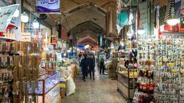 İsfahan, İran - Mayıs 2019: İran Antik İsfahan Büyük Pazarı, halı veya hediyelik eşya dükkanlarıyla dolu bir pazar. İsfahan 'da turistler ve yerel halkın alışveriş yaptığı popüler bir dönüm noktası..