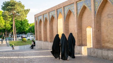 İsfahan, İran - Mayıs 2019: Zayandeh nehri üzerinde turistler ve yerel halkla birlikte Khaju köprüsü