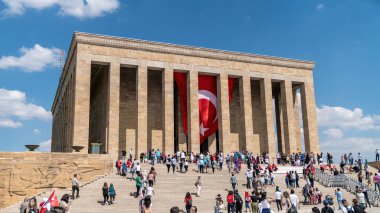 Ankara, Türkiye - Ağustos 2019: Türk lider Atatürk 'ün Anitkabir Anıtmezarını ziyaret eden insanlar sevgi ve saygı iletmek için.
