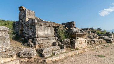 Denizli, Türkiye - Ekim 2019: Pamukkale 'de Hierapolis şehir kalıntıları