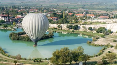 Denizli, Türkiye - Ekim 2019: Pamukkale yakınlarındaki havuza dokunan sıcak hava balonu
