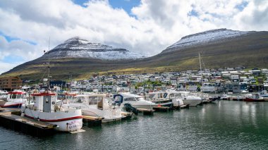 Torshavn, Faroe Adaları - Ağustos 2019: Faroe adalarındaki Torshavn limanında balıkçı tekneleri.