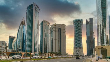 Doha, Katar - Şubat 2019: Batı Körfezi 'ndeki Financial District siluetinde gökdelenler. Batı Körfezi, Doha 'nın en önemli bölgelerinden biridir..