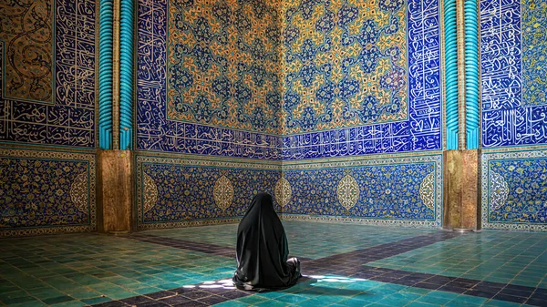 Исфахан Иран Май 2019 Года Иранская Женщина Черном Платье Молится — стоковое фото