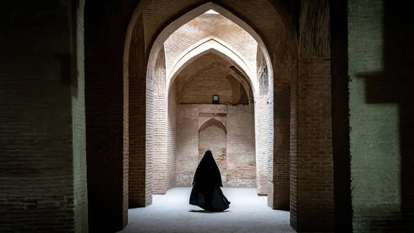 Isfahan Irán 2019 Május Azonosítatlan Iráni Hidzsábi Fekete Ruhában Iszfaháni — Stock Fotó