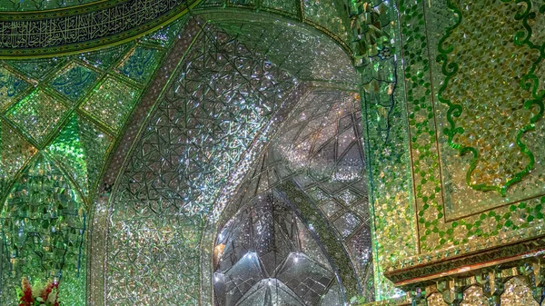 イラン シラーズ 2019年5月 数多くの鏡で緑に飾られた鏡のモスク シャー シェルガー複合神社と霊廟のインテリアデザイン — ストック写真