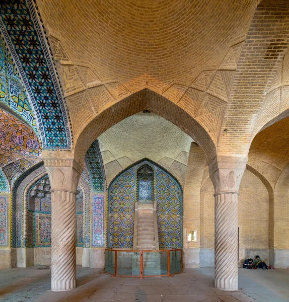 イランのシラーズ 5月2019 柱を持つVakil Mosqueの礼拝堂 Vakilは摂政 カリム カーン Zand王朝の創設者のタイトルを意味します — ストック写真