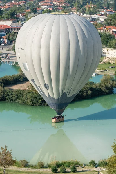 Denizli, Türkiye - Ekim 2019: Pamukkale yakınlarındaki havuza dokunan sıcak hava balonu