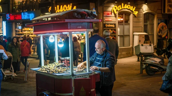 Estambul Turquía Noviembre 2019 Hombre Vendiendo Castañas Asadas Calle Principal — Foto de Stock
