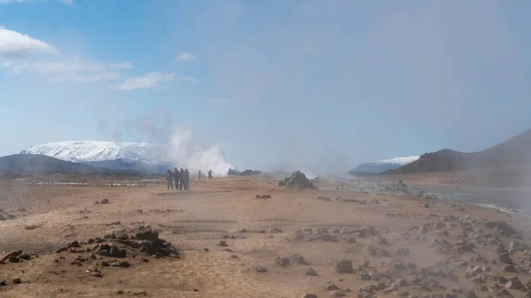 Hverir アイスランド 2019年5月 Hverir Myvatn地熱発電所と泥プールを探索する観光客と一緒にMyvatn湖 Hverir地熱発電所 アイスランド — ストック写真