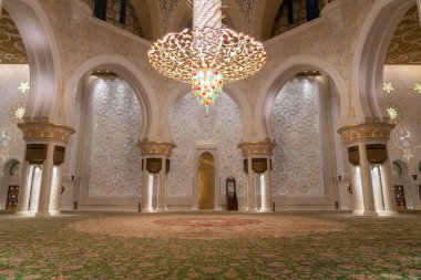 Abu Dabi, Birleşik Arap Emirlikleri - Şubat 2022: Şeyh Zayed Büyük Camii içindeki Altın Avize. Abu Dabi Büyük Camii.