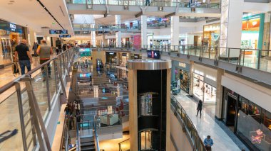 Abu Dabi, Birleşik Arap Emirlikleri - Şubat 2022: Abu Dabi alışveriş merkezinin içi ve ziyaretçiler. Abu Dhabi Alışveriş Merkezi birinci sınıf bir alışveriş merkezi ve dönüm noktası..