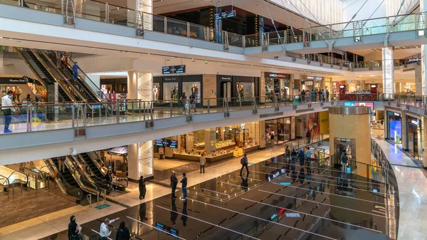 阿联酋阿布扎比 2022年2月 阿布扎比购物中心 Abu Dhabi Mall 与游客购物 阿布扎比购物中心是一家高档购物中心和地标性购物中心 — 图库照片