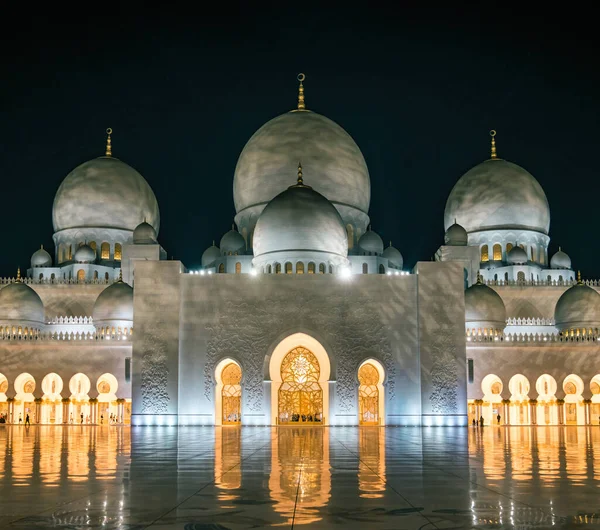 アブダビ アラブ首長国連邦 2022年2月 夕方にアブダビでシェイク ザイド グランドモスクのインテリア アブダビの大モスク — ストック写真