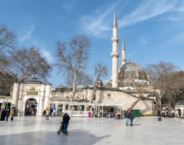 İstanbul, Türkiye - Nisan 2022: İstanbul 'da Eyup Sultan Camii ve mezarı ziyaret eden insanlar. Eyup, İstanbul 'un Müslüman bir ilçesidir.
