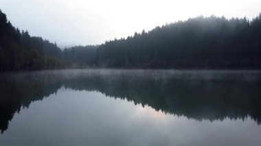 Doğu Karadeniz bölgesinde sabah buharlaşmasıyla Savsat Karagol Gölü 'nün güzel manzarası. Savsat Karagol Gölü, Türkiye 'nin Artvin ilindeki ormanda yer alan büyük bir alabalık gölüdür.
