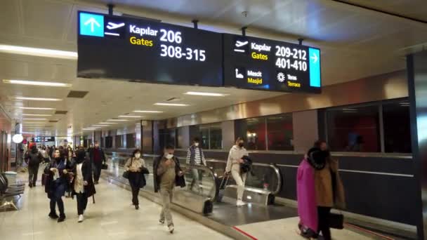 Istanbul Turkey June 2022 People Walking Sabiha Gokcen Airport Signage — Stockvideo