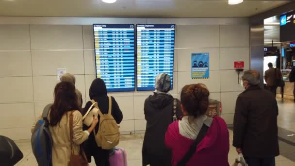 Istanbul Turkey June 2022 People Checking Out Departure Time Table — Stockvideo