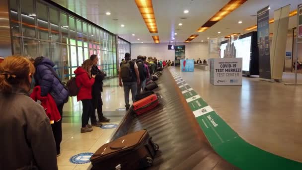 Istanbul Turkey June 2022 Passengers Waiting Luggage Delivery Belt Baggage — Stock Video